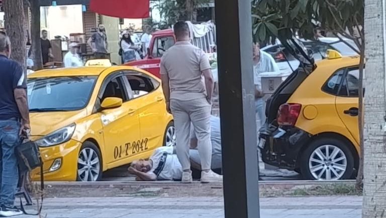Adana'da bir taksi durağına silahlı taarruz düzenlendi. Taarruzda iki taksici
