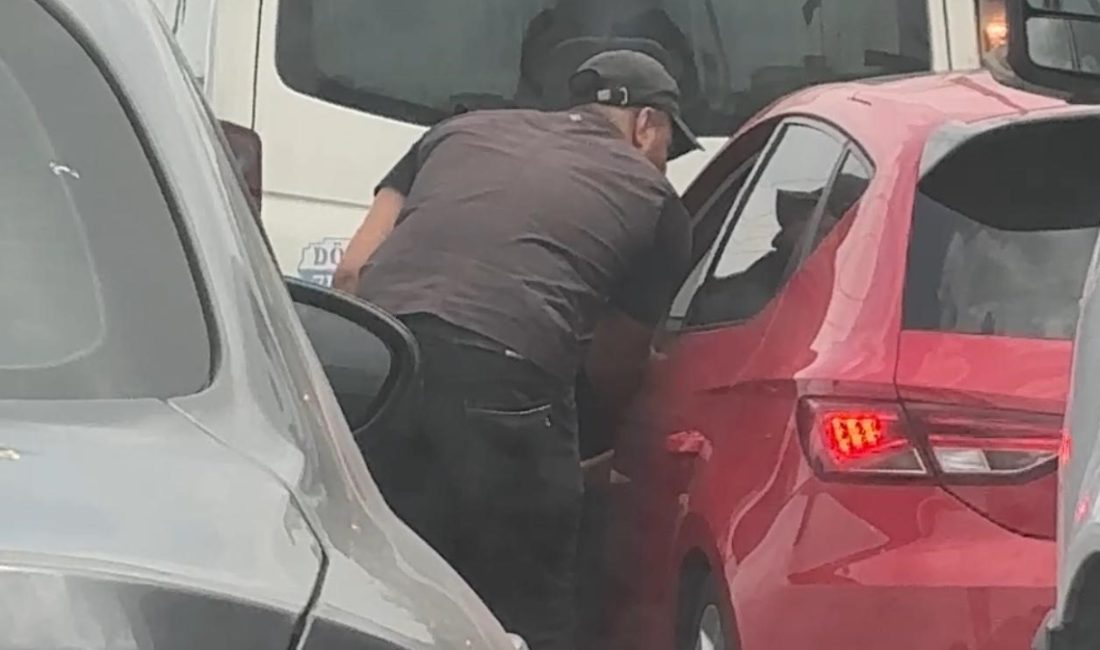 Kentte, cam silen şahısların kapıları zorlayarak şoförlerden para istediği anlar