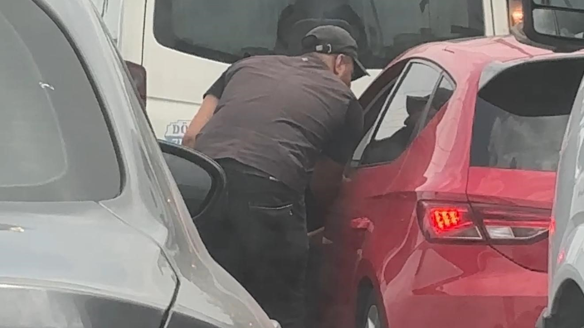 Kentte, cam silen şahısların kapıları zorlayarak şoförlerden para istediği anlar