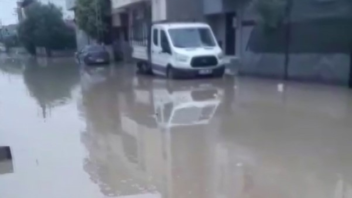 Seyhan ilçesinde üç günde ikinci kere patlayan su borusu nedeniyle