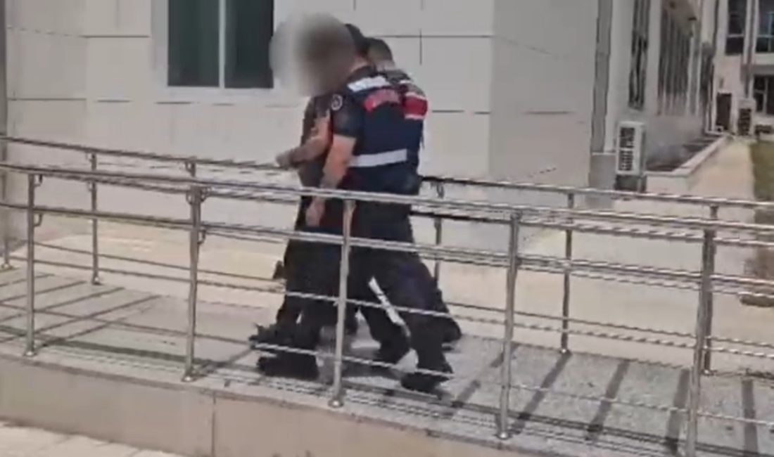 Adana Vilayet Jandarma Komutanlığı takımları uygulama için durdurdukları kimliği bulunmayan