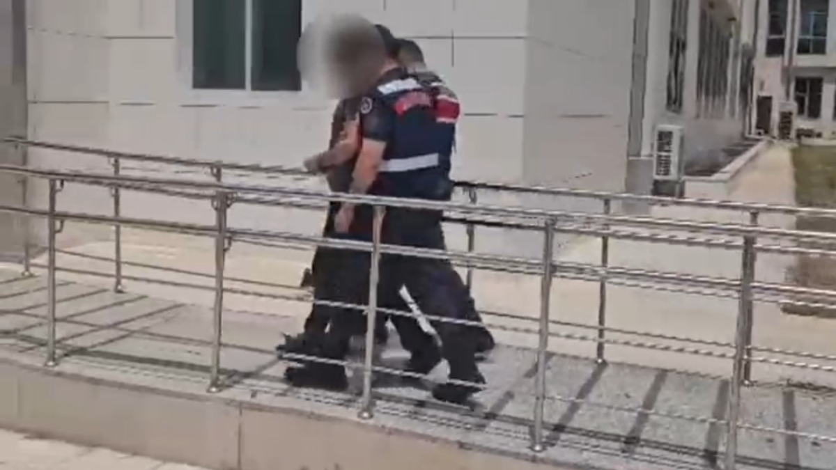 Adana Vilayet Jandarma Komutanlığı takımları uygulama için durdurdukları kimliği bulunmayan