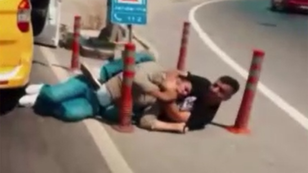 Adana'da yere yatırılıp boğazı sıkılan şahıs, arkadaşının şort giyen kızların