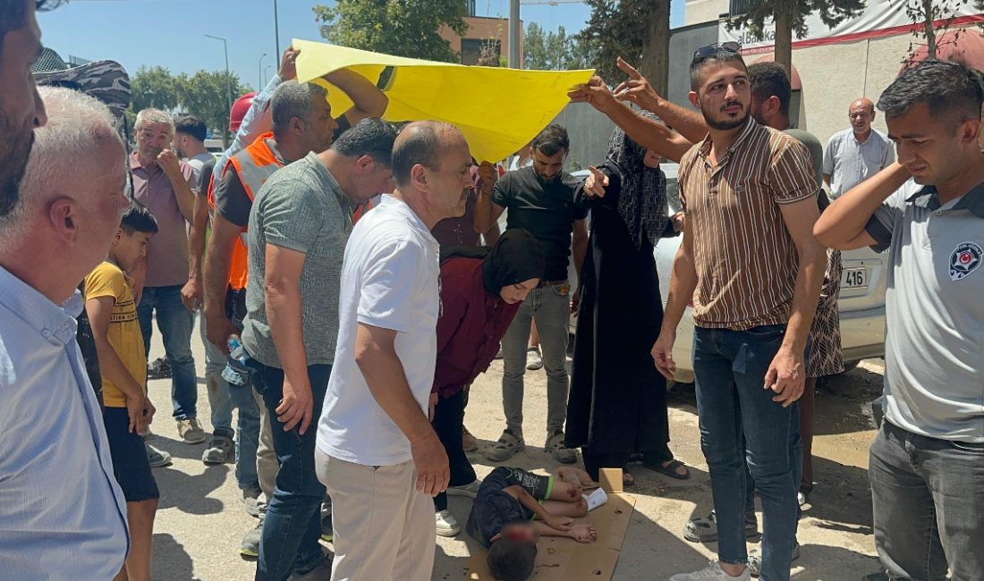 Adıyaman'da, arabanın çarpması sonucu yaralanan çocuk için inşaat personelleri ambulansa