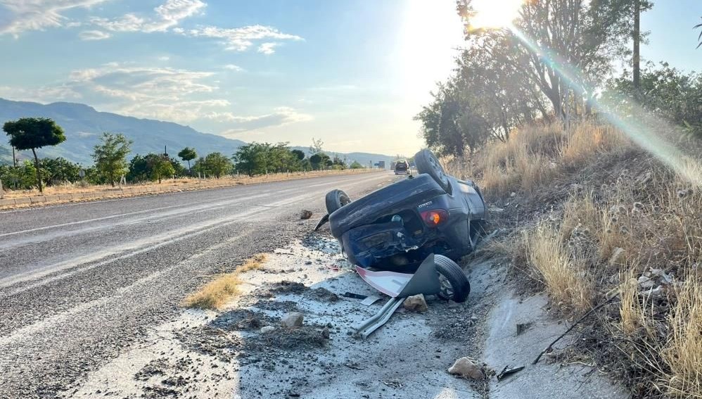 Adıyaman'da denetimden çıkan araba, takla attı. Kazada şoför yaralandı.