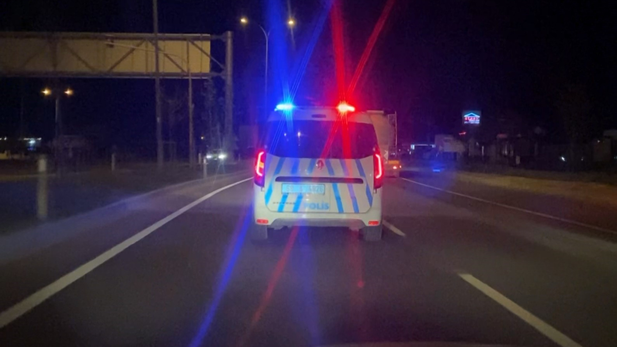 Kent merkezinde polisin 'dur' ihtarına uymayan bayan şoför kaza yapınca