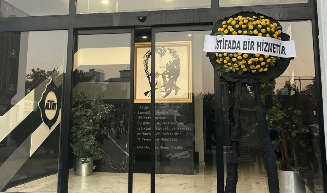 Altaylı taraftarlar, mevcut idarenin misyona gelmeden evvel verdikleri vaatleri yerine