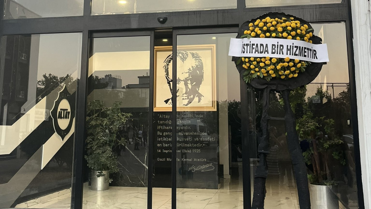 Altaylı taraftarlar, mevcut idarenin misyona gelmeden evvel verdikleri vaatleri yerine