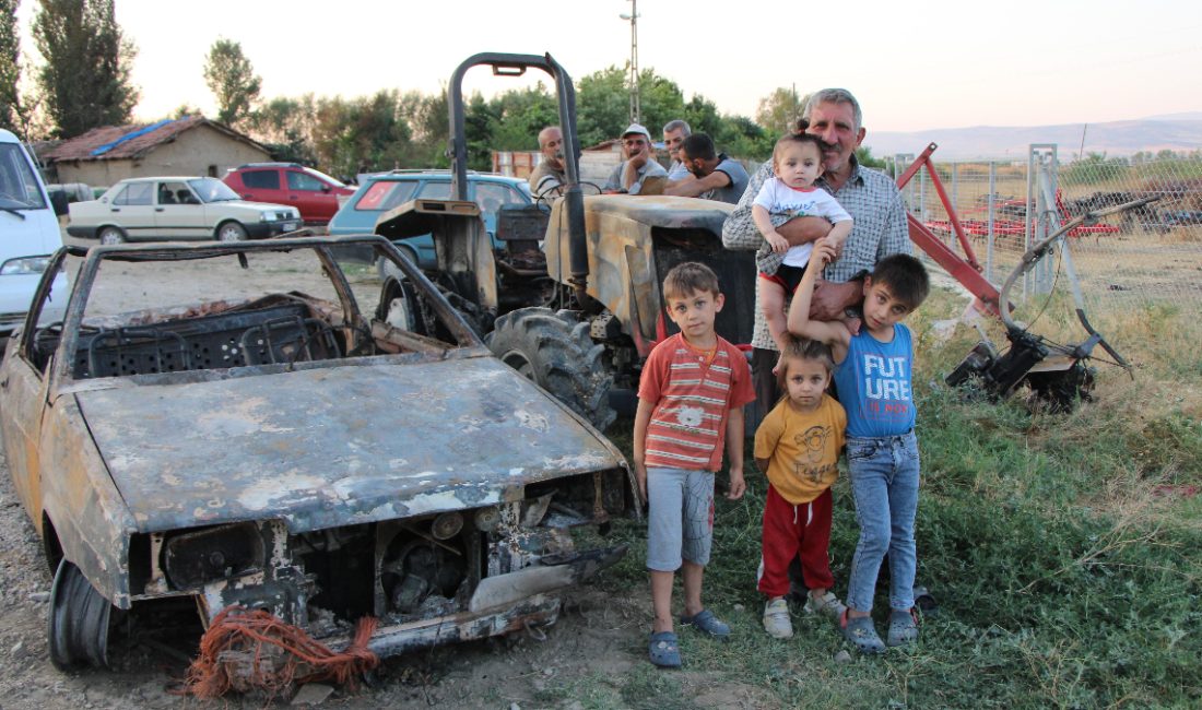 Gözlek köyünde,  bir çiftin 4 torunu ile birlikte yaşadıkları