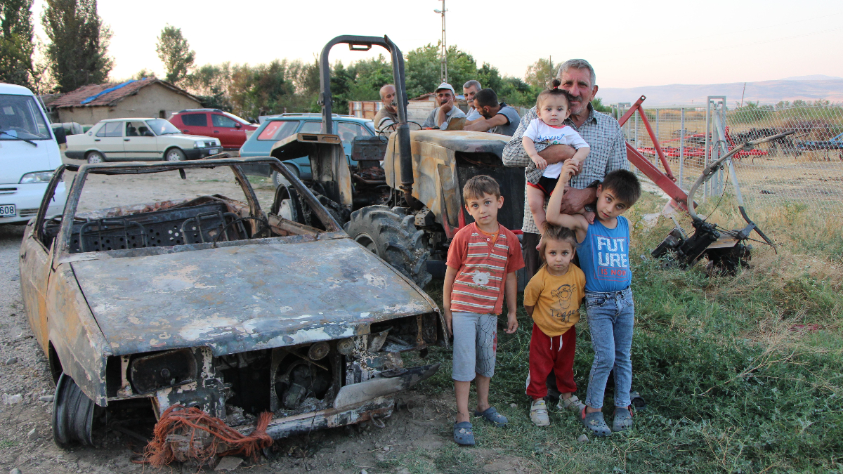 Gözlek köyünde,  bir çiftin 4 torunu ile birlikte yaşadıkları