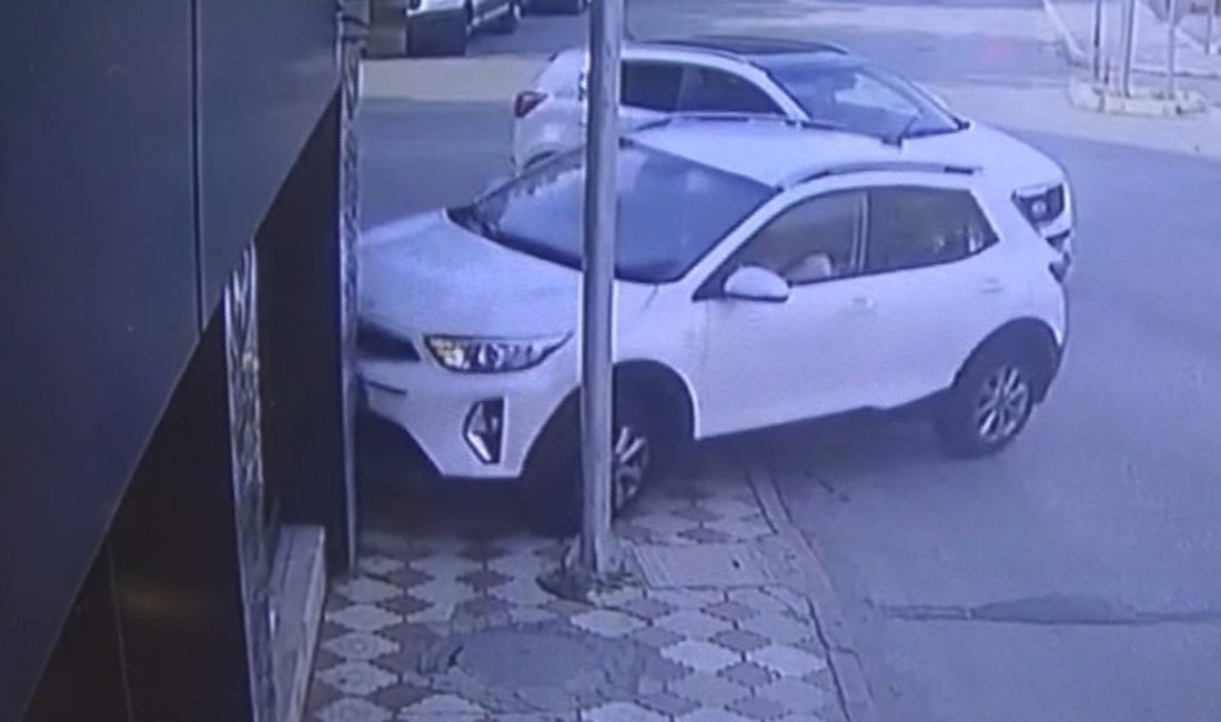 Amasya'da kavşakta çarpışan ciplerden biri savrularak gelinlik mağazasına girdi. Kaza