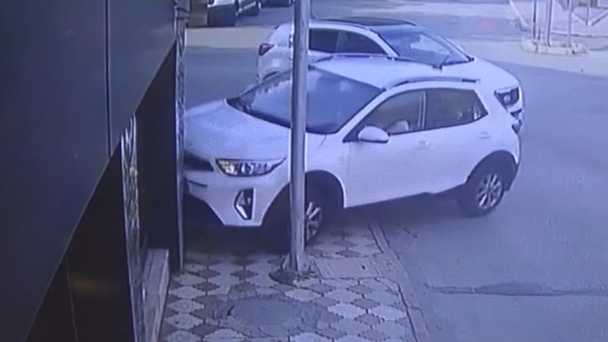 Amasya'da kavşakta çarpışan ciplerden biri savrularak gelinlik mağazasına girdi. Kaza