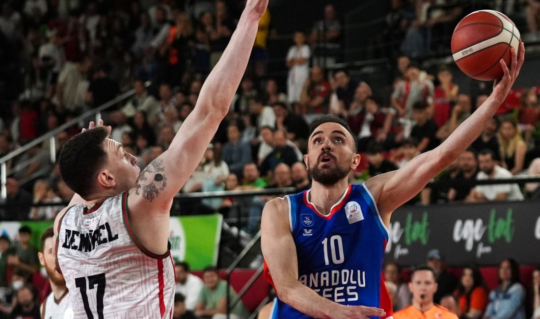Anadolu Efes, oyun kurucu konumunda oynayan Rıdvan Öncel'le yolların ayrıldığını