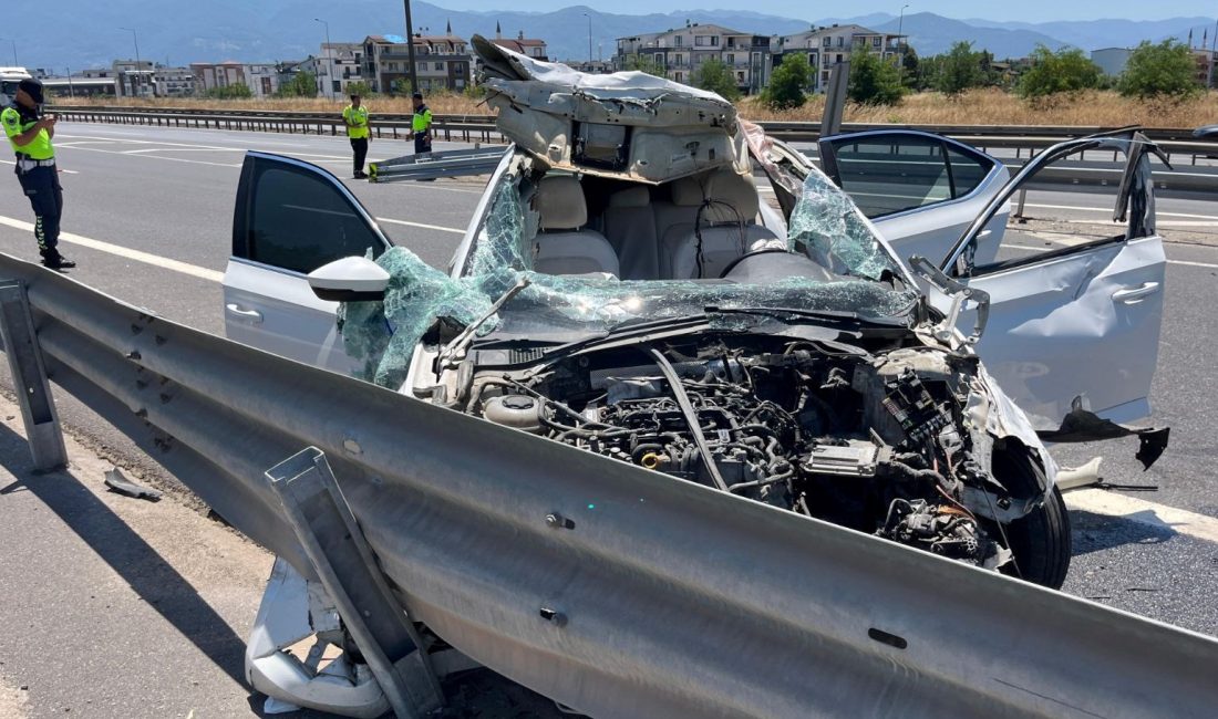 Anadolu Otoyolu'nun Kocaeli kısmında bariyere çarpan arabadaki 4 kişi yaralandı.