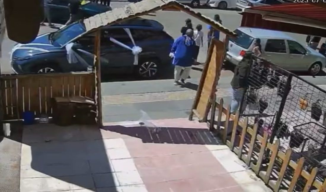 Anne ile erkek çocuğu, karşı yola geçmek istediği sırada araba
