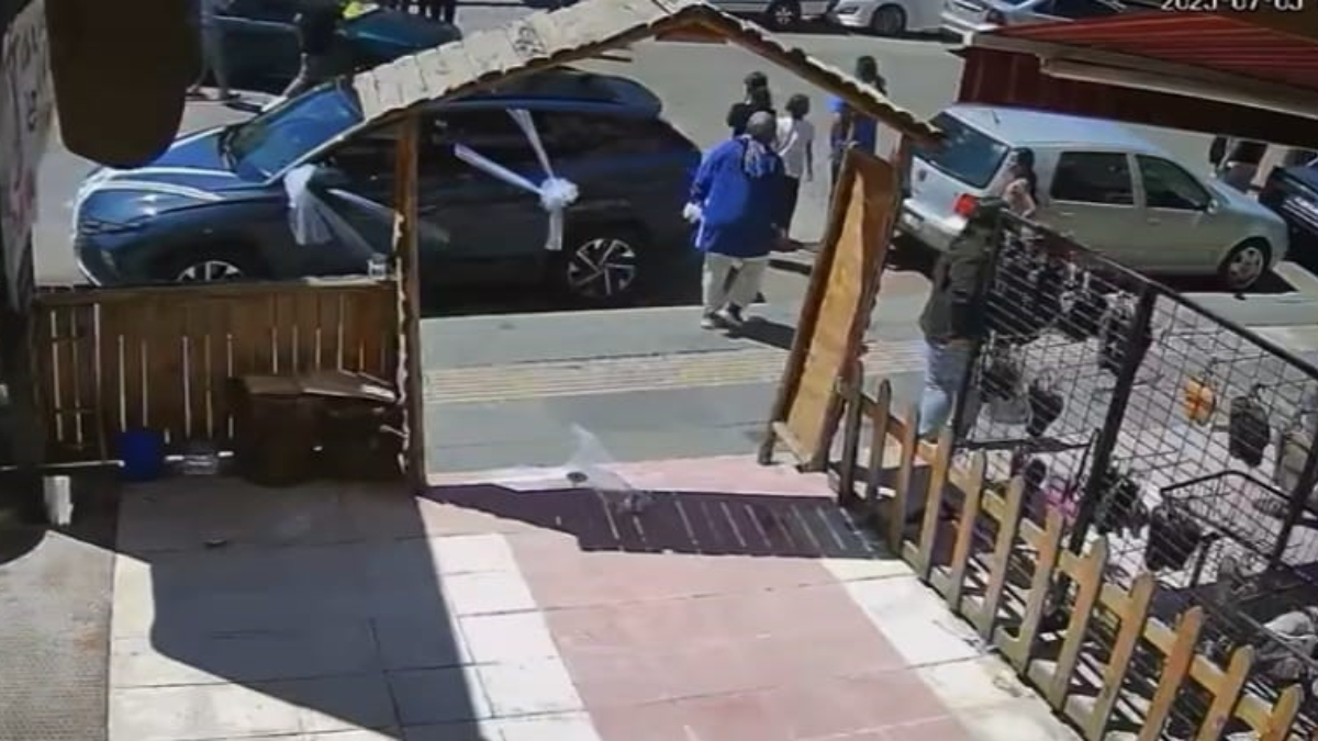 Anne ile erkek çocuğu, karşı yola geçmek istediği sırada araba