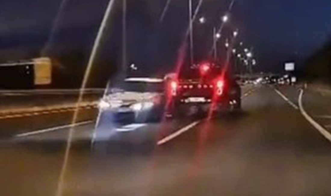 Ankara'da karşıt tarafa giren araba, karşı yoldan gelen arabayla baş