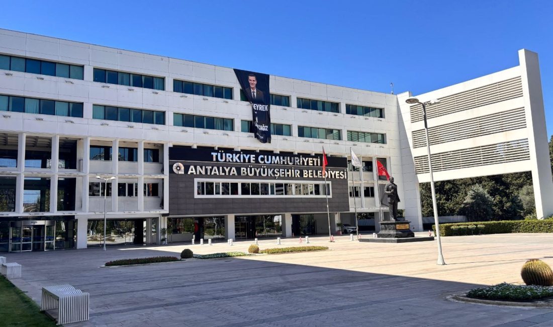 CHP'li Antalya Büyükşehir Belediyesi'ne yönelik rüşvet soruşturması kapsamında düzenlenen operasyonda