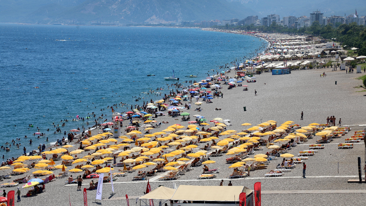 Kentte 40 dereceyi bulan ve hissedilen hava sıcaklığından bunalanlar, serinlemek