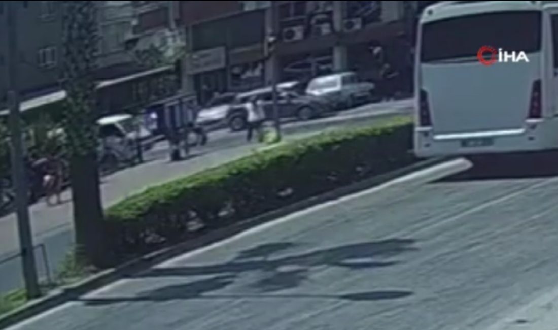 Manavgat ilçesinde, annesinin elini bırakıp yola fırlayan küçük çocuğa motosiklet