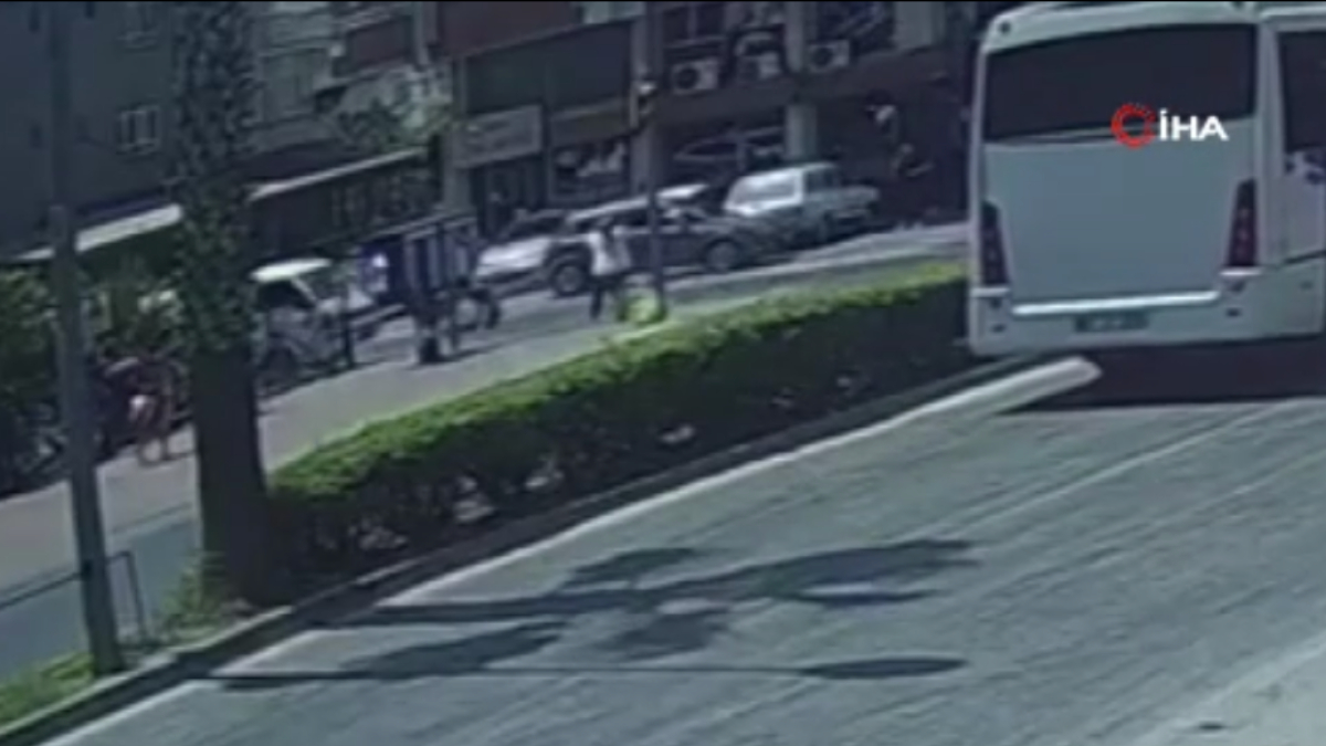 Manavgat ilçesinde, annesinin elini bırakıp yola fırlayan küçük çocuğa motosiklet