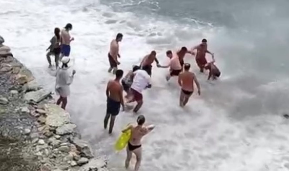Alanya ilçesinde boğulma tehlikesi geçiren genci, vatandaşların can simide ve