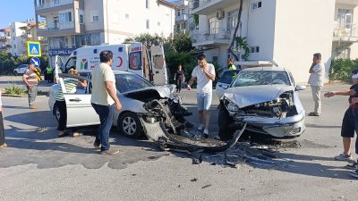 Manavgat'ta 2 arabanın çarpışması sonucu meydana gelen kazada 3 kişi