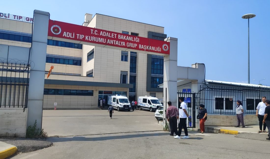 Manavgat ilçesinde, ailesi ile birlikte gittiği çiftlikteki havuza giren küçük