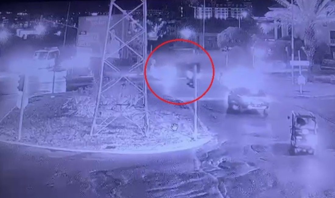 Manavgat’ta kırmızı ışık ihlali yapan motosiklet, hafif ticari araçla çarpıştı.