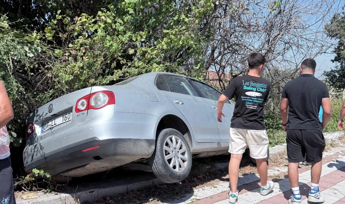 Manavgat ilçesinde, yaşanan trafik kazasında, şoförünün direksiyon hakimiyetini kaybettiği araba,