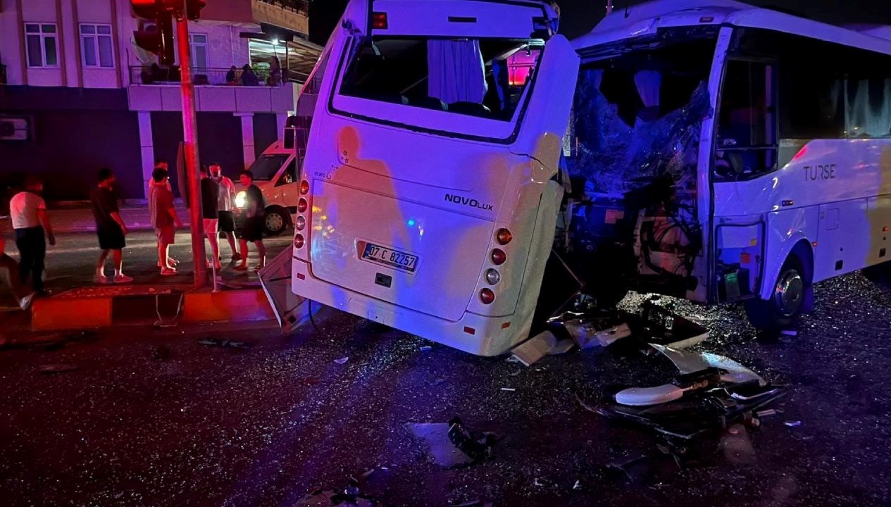 Antalya'nın Serik ilçesinde 3 midibüsün karıştığı kazada 6 kişi yaralandı.