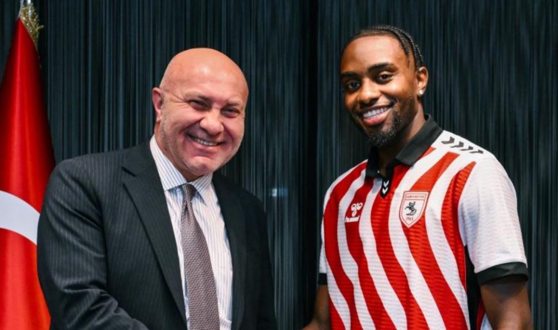 Süper Lig gruplarından Samsunspor, orta saha oyuncusu Antoine Makoumbou ile