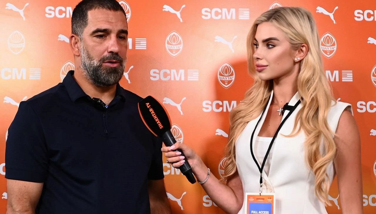 Arda Turan'ın göz teması kurmaktan kaçıncığı Ukraynalı muhabir Daria Bondar, Türk