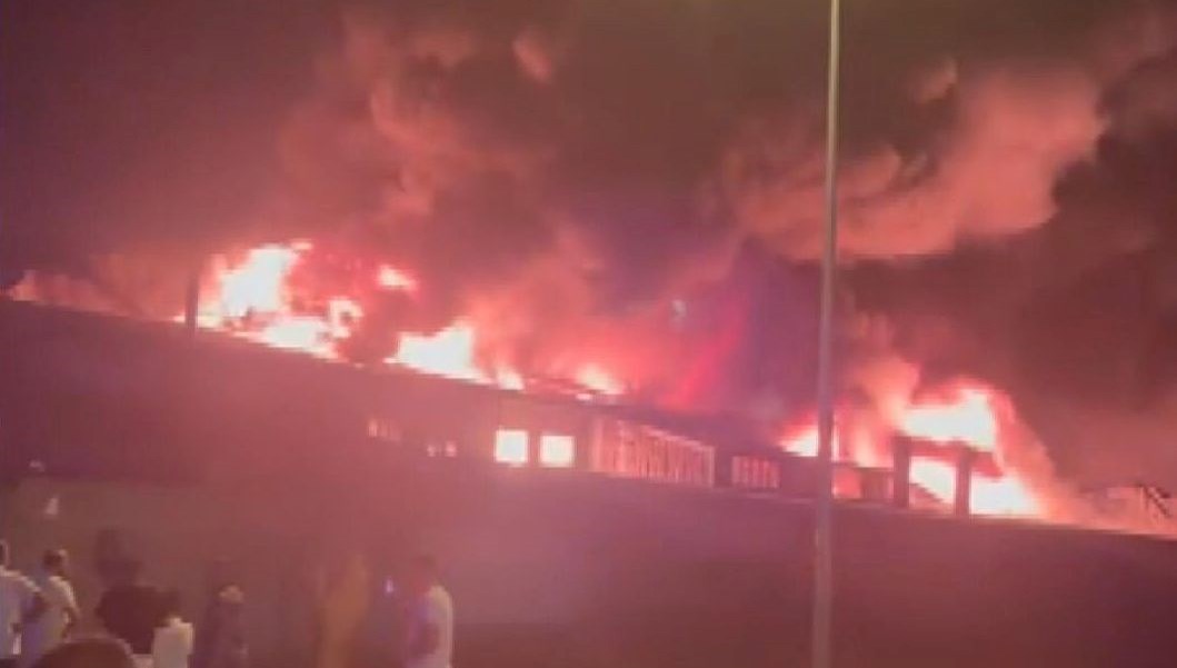 İstanbul Arnavutköy'de bir fabrikada çıkan yangını müdahale ediliyor.