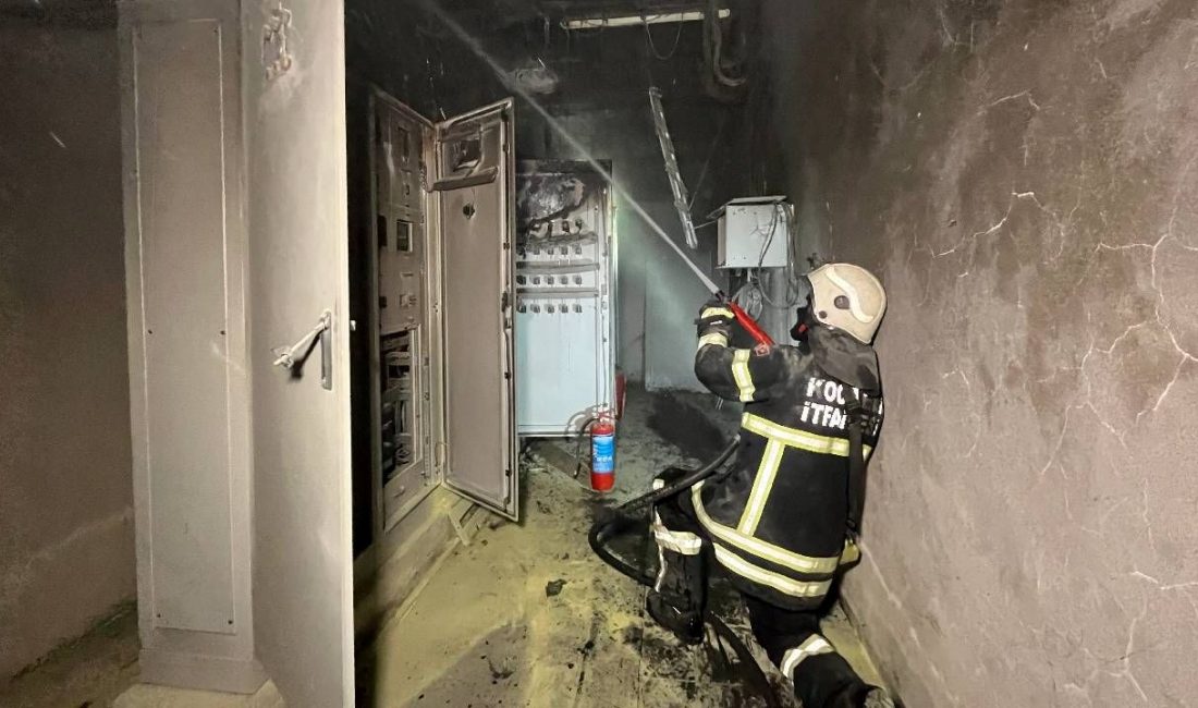 Kocaeli'de bir düğün salonunun asansör kısmında yangın çıktı. Asansörde mahsur