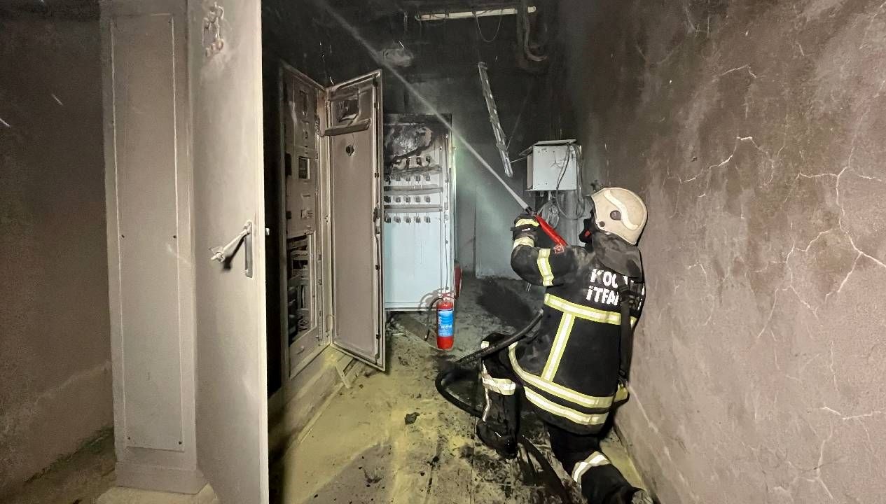 Kocaeli'de bir düğün salonunun asansör kısmında yangın çıktı. Asansörde mahsur