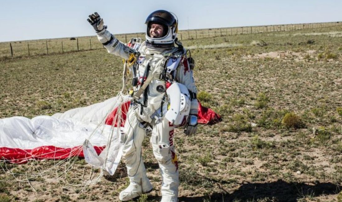 Avusturyalı rekortmen paraşütçü Felix Baumgartner, İtalya'da motorlu yamaç paraşütü yaparken