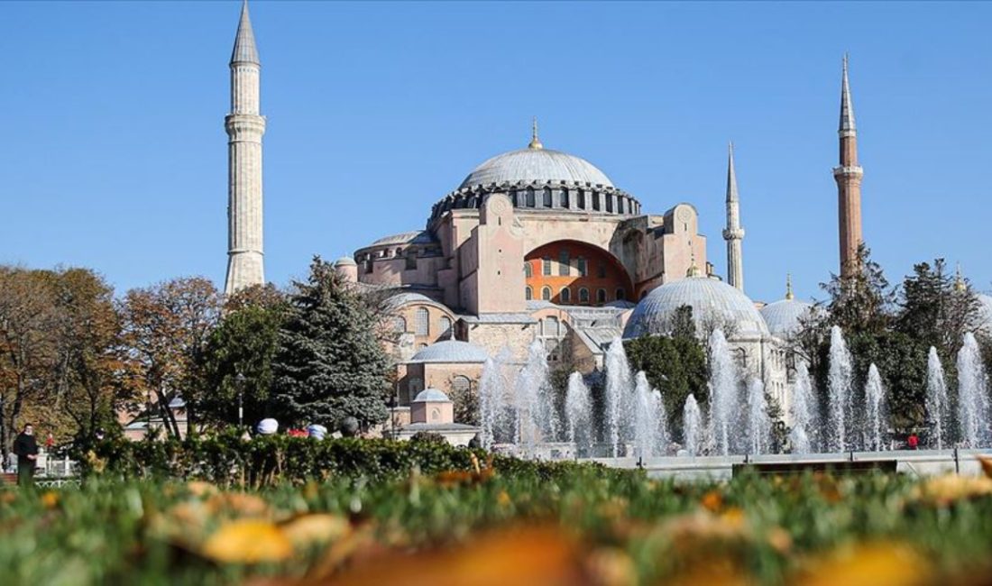 İstanbul'un fethinden sonra cami olarak kullanılan, 1934'te Bakanlar Kurulu kararıyla
