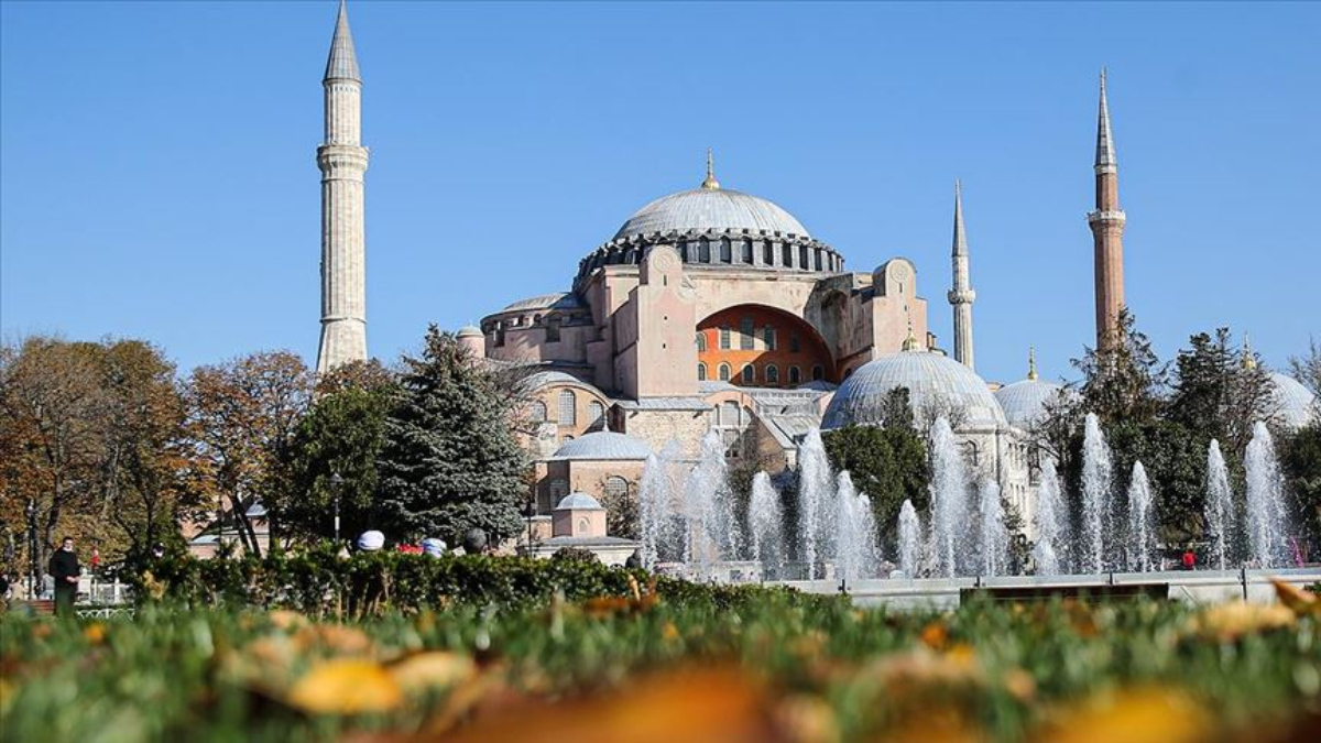 İstanbul'un fethinden sonra cami olarak kullanılan, 1934'te Bakanlar Kurulu kararıyla
