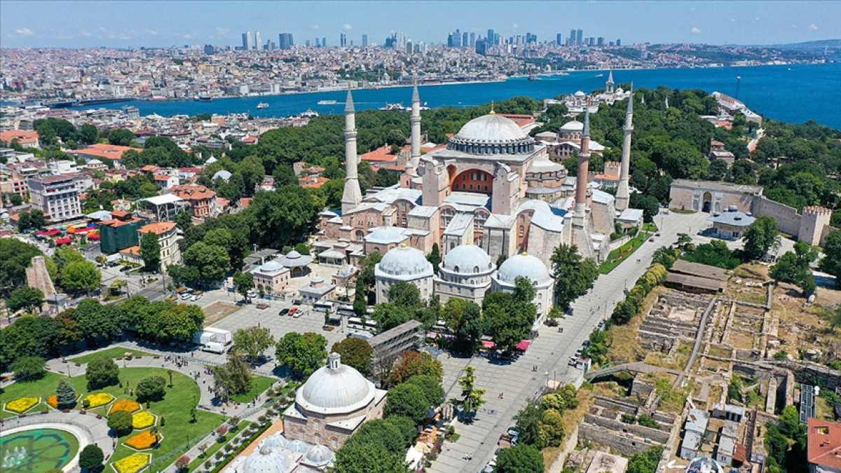 Fatih Sultan Mehmet'in İstanbul'u fethinden sonra birinci cuma namazını kıldığı