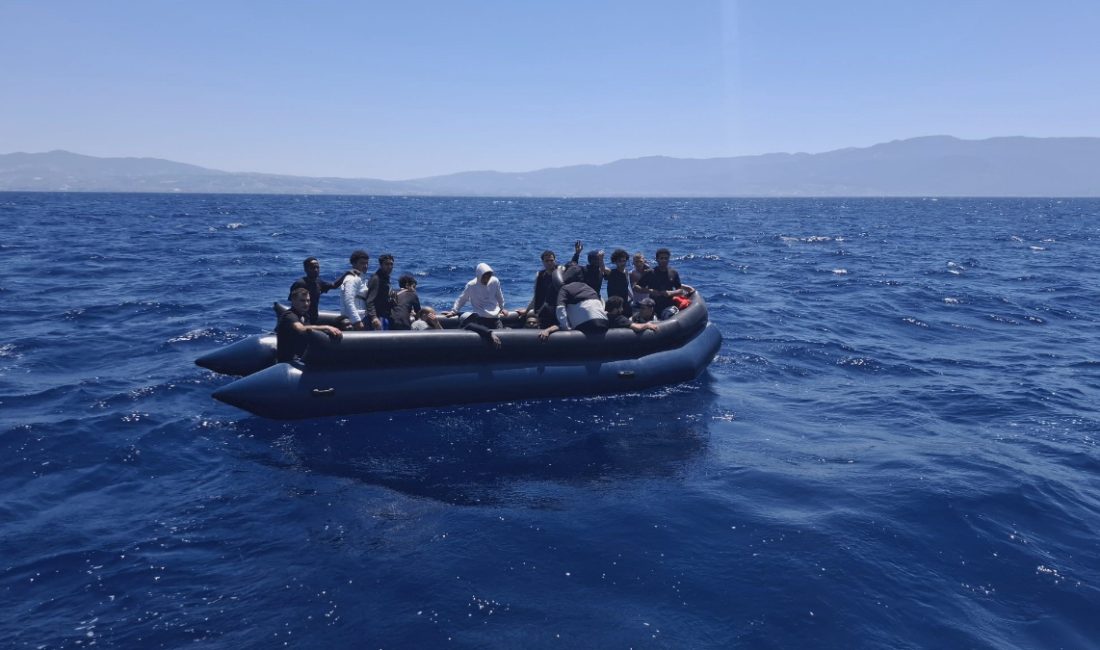 Kuşadası açıklarında Yunanistan unsurlarınca Türk karasularına geri itilen lastik bottaki