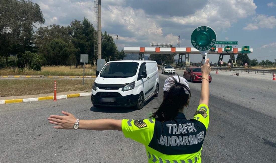 Aydın'da jandarma grupları tarafından yapılan yol denetiminde içerisindekilerin durumundan şüphelenilerek