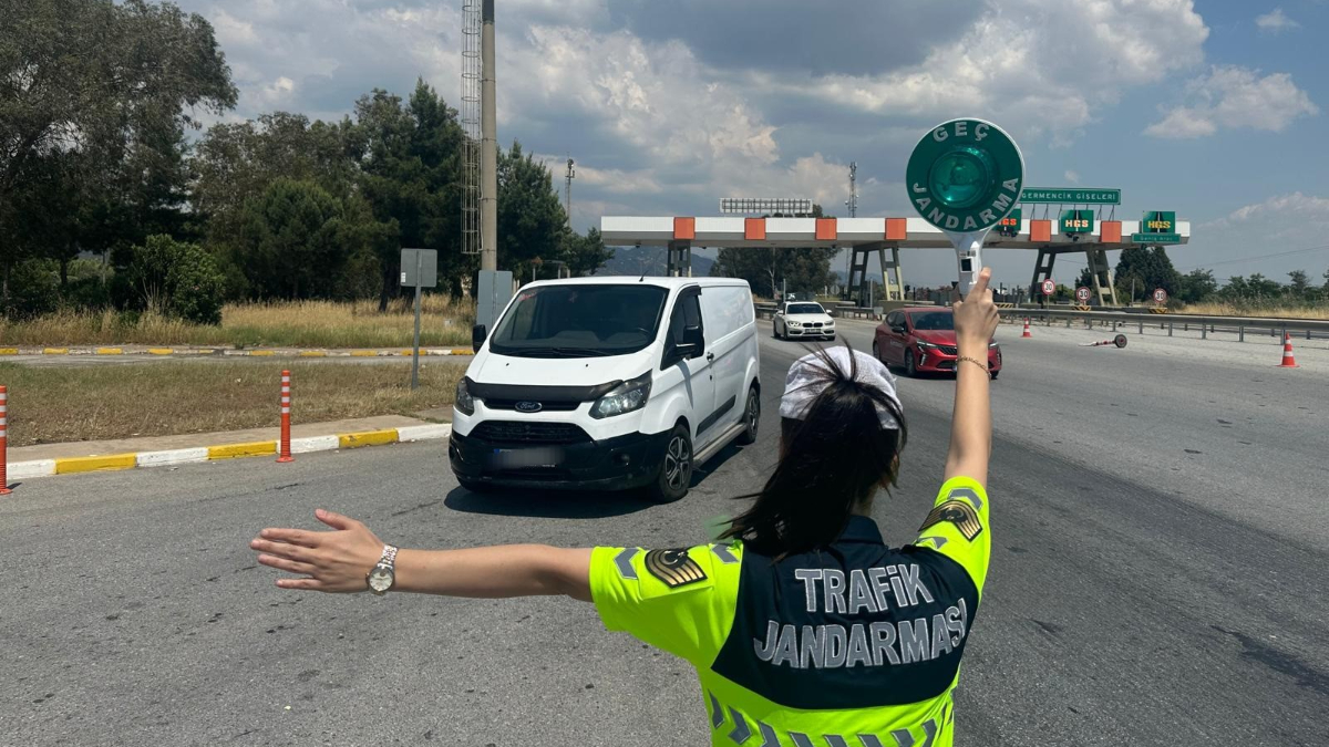 Aydın'da jandarma grupları tarafından yapılan yol denetiminde içerisindekilerin durumundan şüphelenilerek