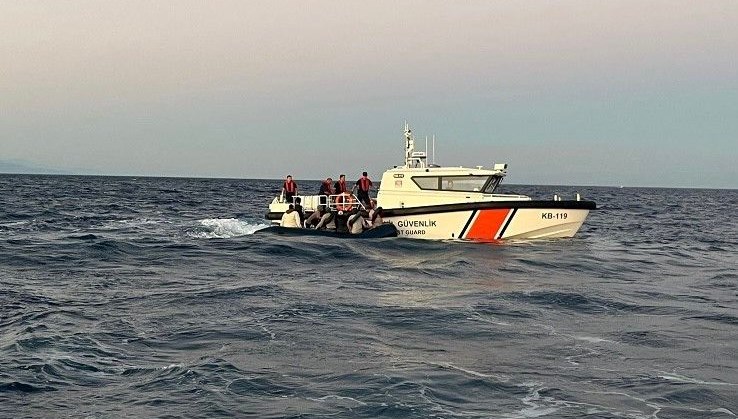 Çanakkale'nin Ayvacık açıklarında 17 kaçak göçmen yakalandı