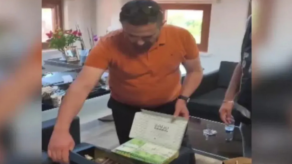 Baklava kutusunda 110 bin euro rüşvet aldığı anlarda suçüstü yakalanan