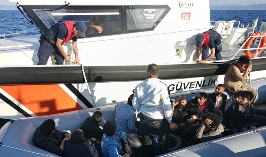 Midilli Adası'na gitmek üzere lastik botla Ayvalık ilçesinde seyahat eden