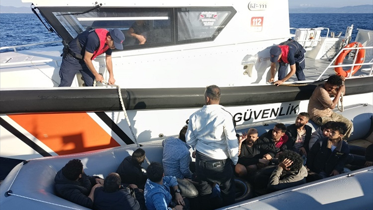 Midilli Adası'na gitmek üzere lastik botla Ayvalık ilçesinde seyahat eden