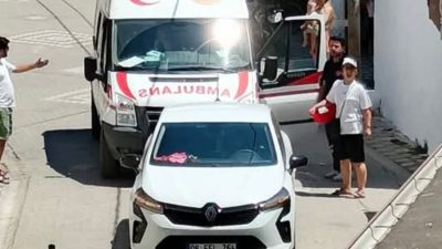 Marmara Adası'nda rahatsızlanan bir vatandaşa ulaşmak isteyen ambulans, yol ortasına
