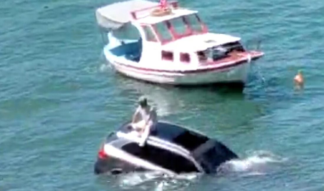 Ayvalık ilçesinde kıyı yolunda denize uçan arabanın şoförü, kendi imkanlarıyla