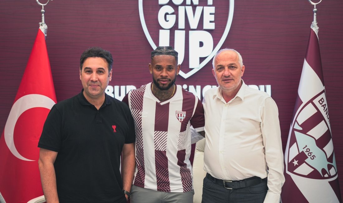 1. Lig'de uğraş eden Bandırmaspor, tecrübeli futbolcu Leandro Bacuna'yı takımına